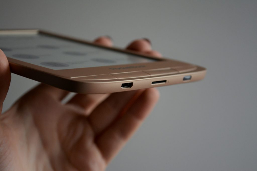 Kompaktowa budowa PocketBooka Touch Lux 4 Gold 
