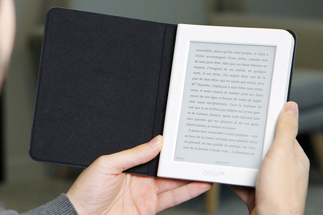 Czytnik ebooków Bookeen Diva HD trzymany w dłoni