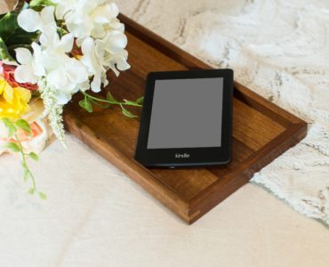 Czytnik Kindle na drewnianej tacy