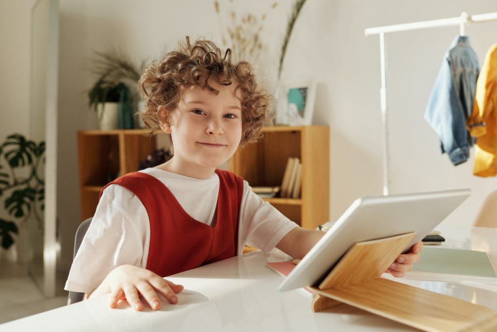 Dziecko trzymające czytnik ebooków