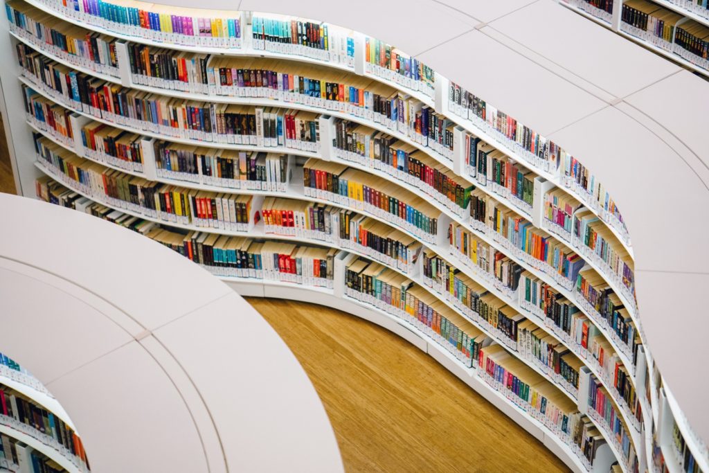 Regały z książkami w bibliotece