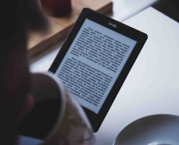 Kindle trzymany w dłoni