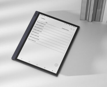 Zdjęcie ukazuje czytnik Onyx Boox Tab Ultra leżący na białym biurku z włączonym menu.