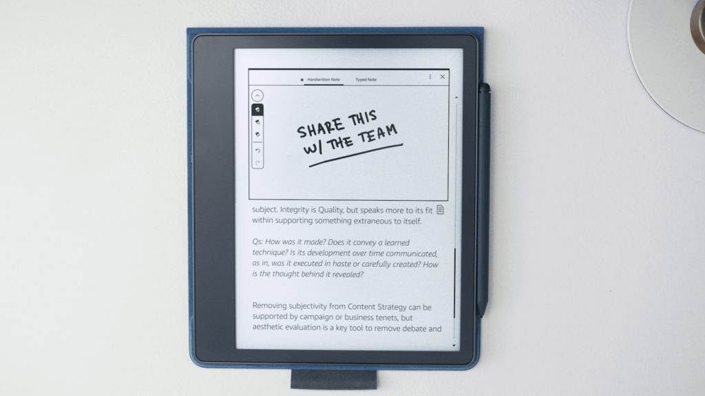 Kindle Scribe z wyświetlonym dokumentem biznesowym. Użycie aplikacji sticky note do przekazanie informacji, aby podzielić się danymi z zespołem.