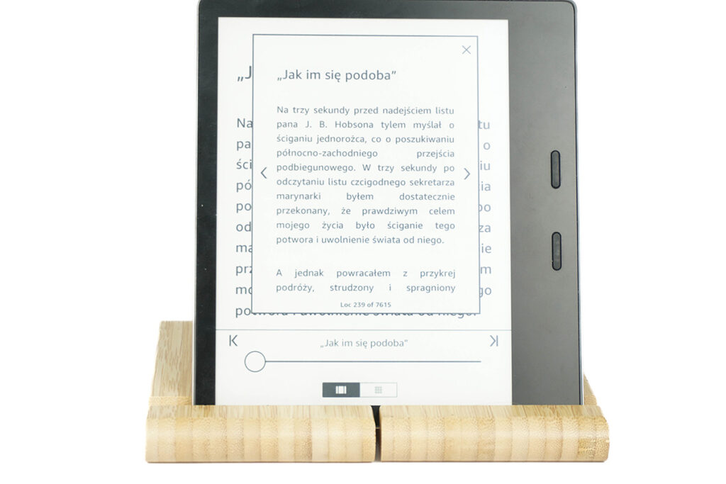 Kindle Oasis z włączonym e-bookiem i funkcją szybkiego przewijania stron