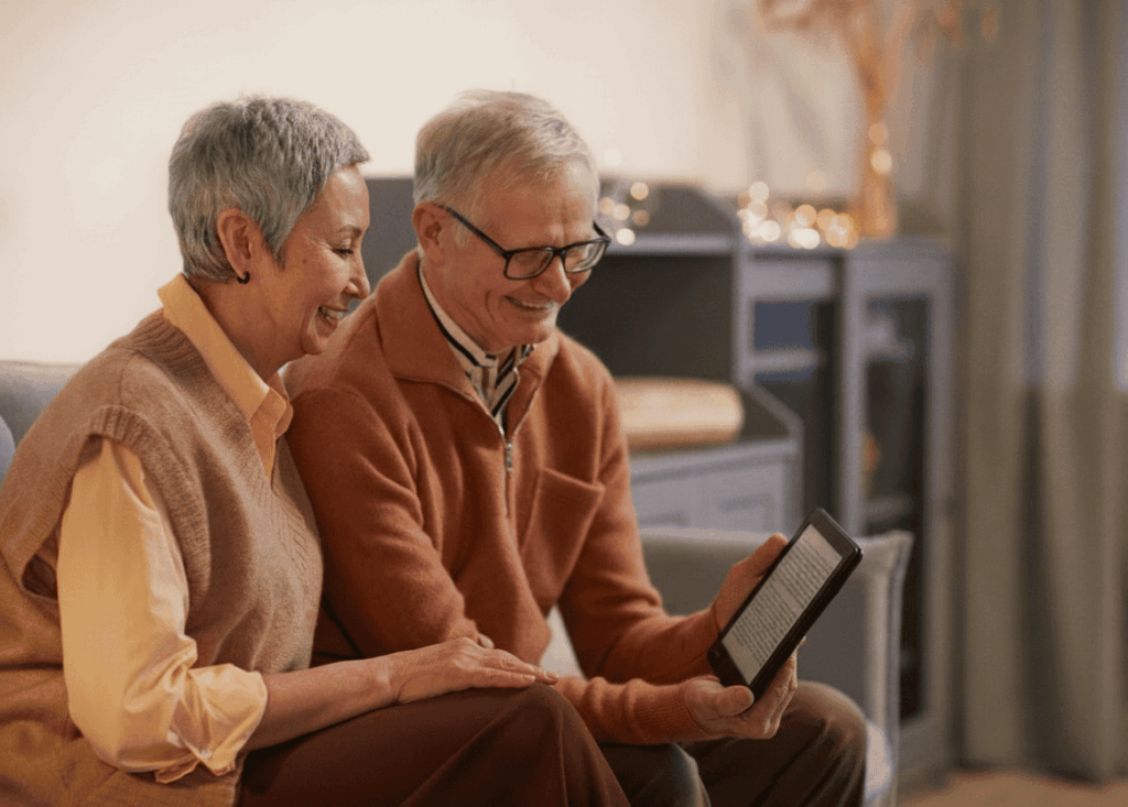 Dziadkowie trzymający czytnik e-booków PocketBook