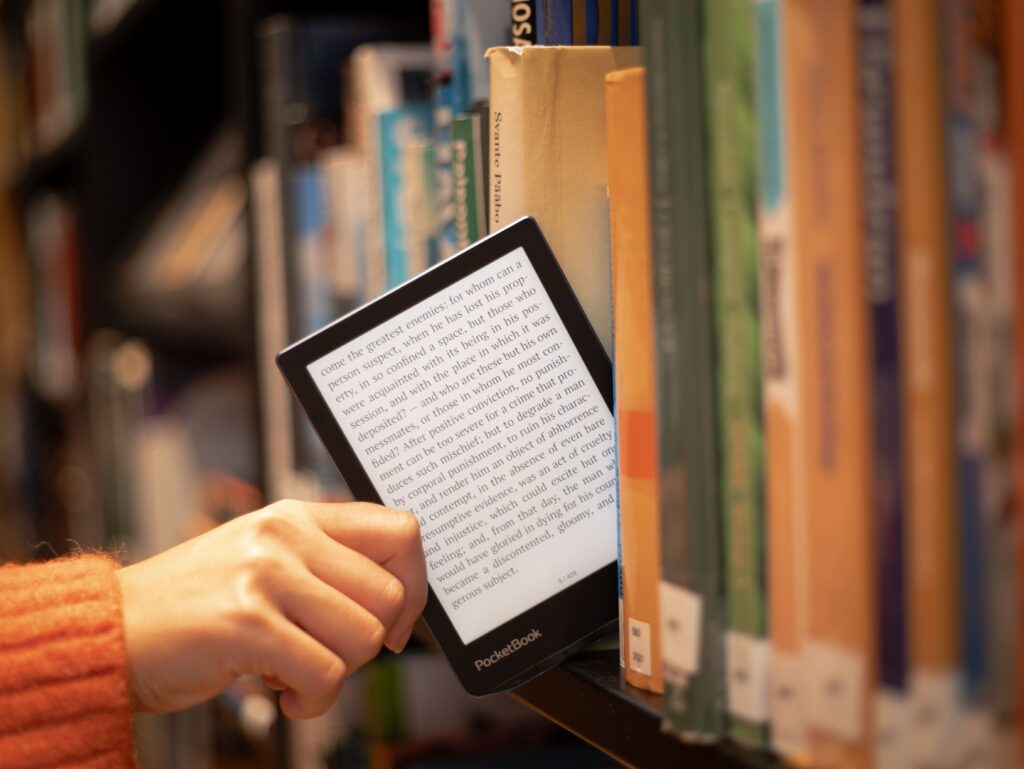 Czarno-biały czytnik e-book