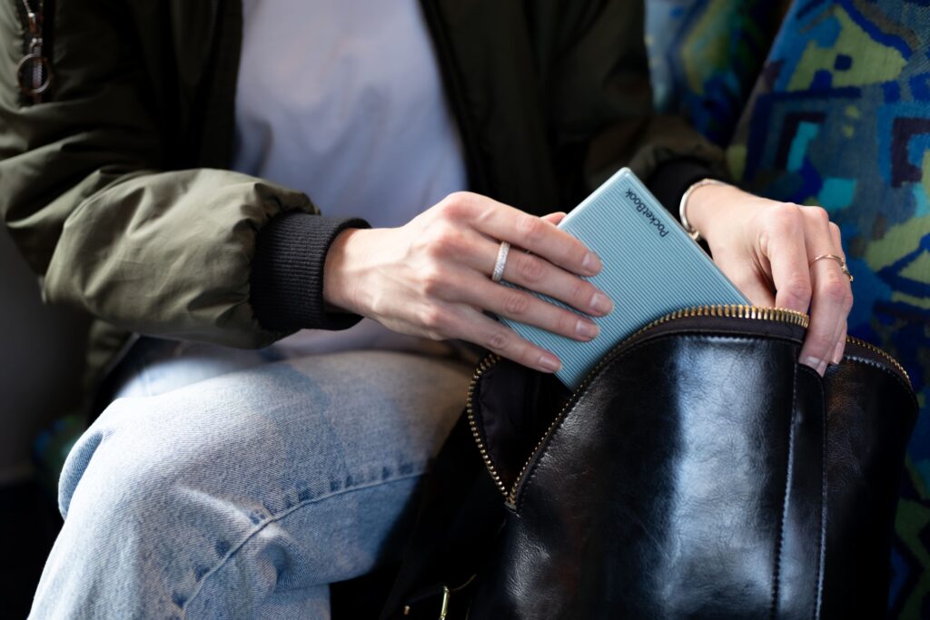 Czytnik e-book do czytania w komunikacji miejskiej