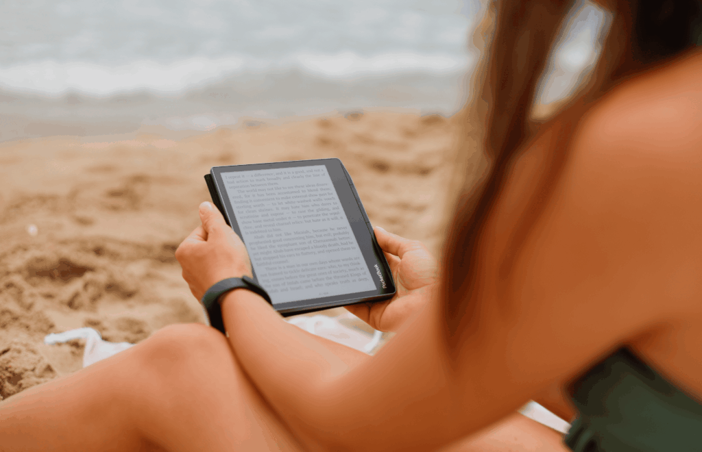 Czytnik e-booków na plaży