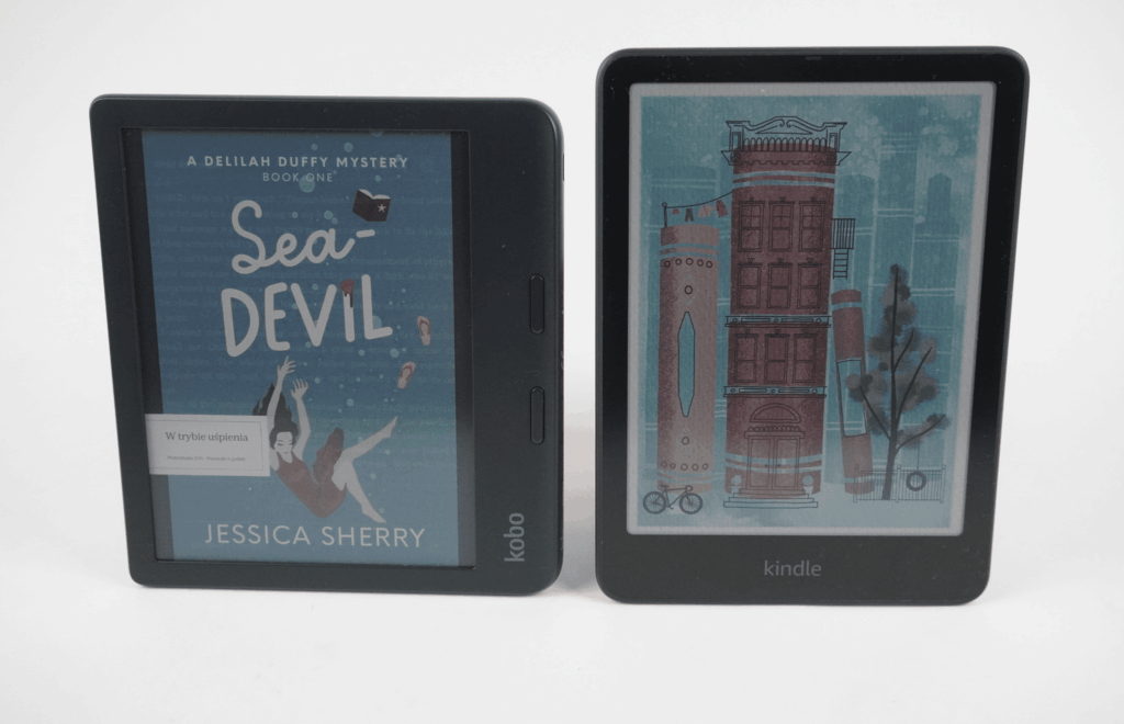 Czytniki e-book z ekranami E ink Kindle Colorsoft SE oraz Kobo Libra Colour stojące obok siebie na białym tle