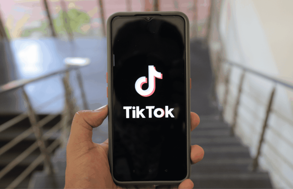telefon z aplikacją TikTok trzymany w ręce
