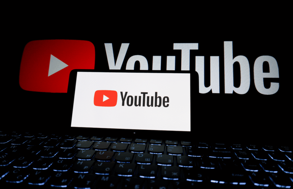 Ekran laptopa i telefonu przedstawiające napis YouTube