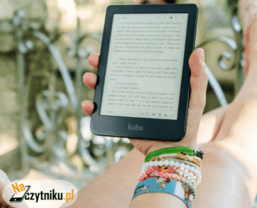 Osoba czytająca e-book na tablecie E Ink, na balkonie.