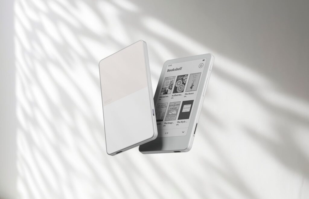 Przyciski boczne małego czytnika e-booków Onyx Boox Picco.