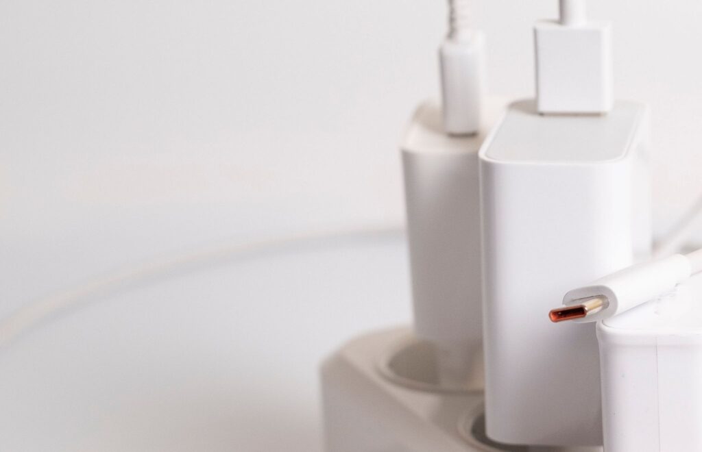 Zdjęcie przesdtawia biały przedłużacz z trzema białymi ładowarkami podpiętymi do niego. Widać również bały kabel USB-C, który można wykorzystać do ładowania czytnika książek Onyx Boox Picco.