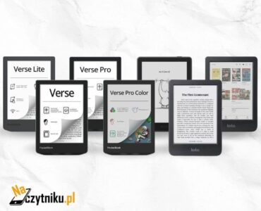 Siedem czytników z ekranem E Ink do e-booków , które stoją obok siebie rzucając cień na białe papierowe tło. Są to czytniki i e-notatniki marek PocketBook, Onyx Boox i Kobo. Wszystkie to 6 calowe e-czytniki do czytania ebooków.